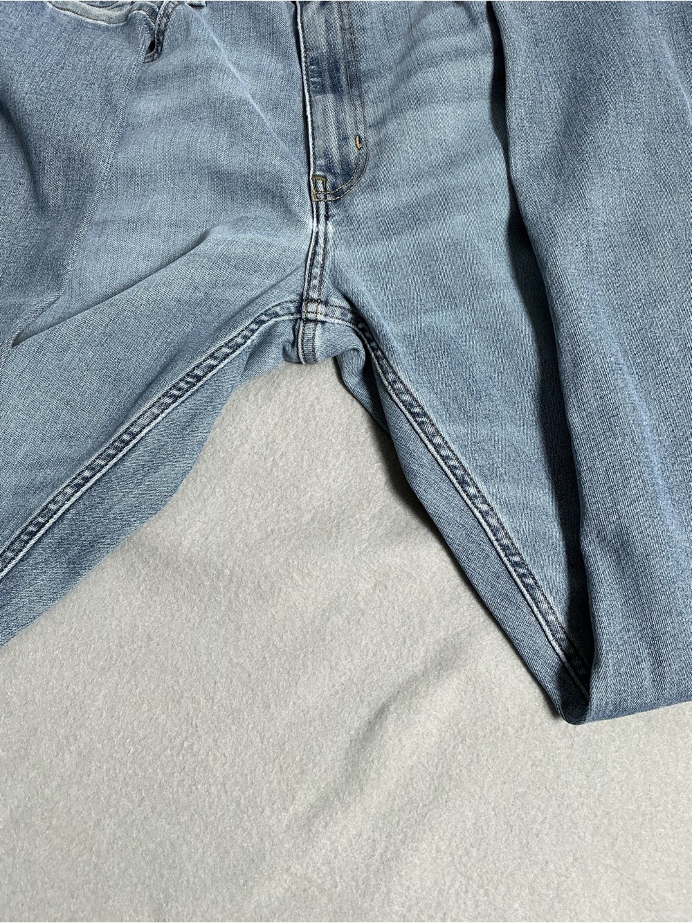 Eddie Bauer Menβs 40x32 Light Wash Straight Leg Jeans Classic Denim - Picture 7 of 11